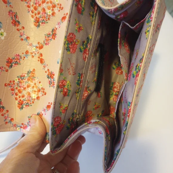 Adorable Betsey Johnson purse - Picture 5 of 6